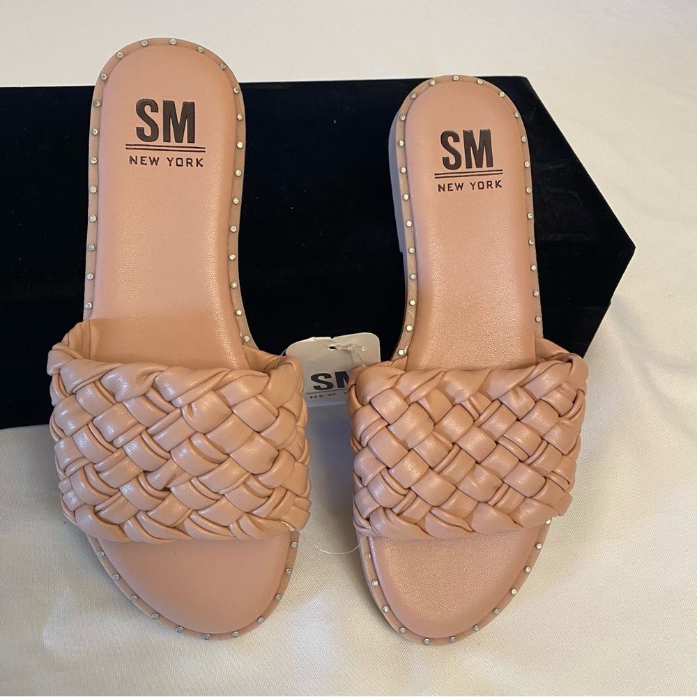 NWT SM New York, women’s size 6 slip on sandals color is peach